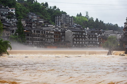 辽宁洪灾村奇迹，一夜建成51米机械化桥