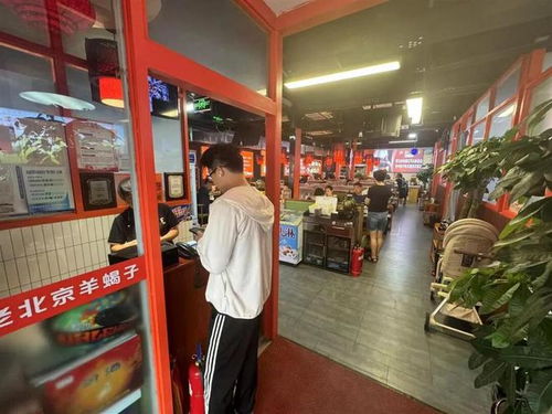 致敬英雄，火锅店主英勇救人牺牲，店外自发排起长队