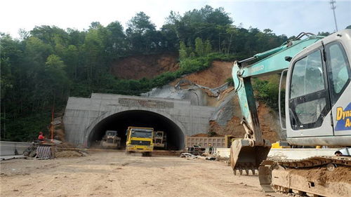 中泰铁路在建隧道塌方事故，紧急救援与深刻反思