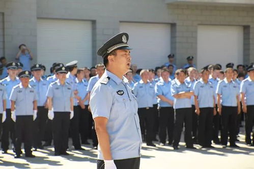 美国警察扮成大公鸡街头执法，角色转换与公共形象思考