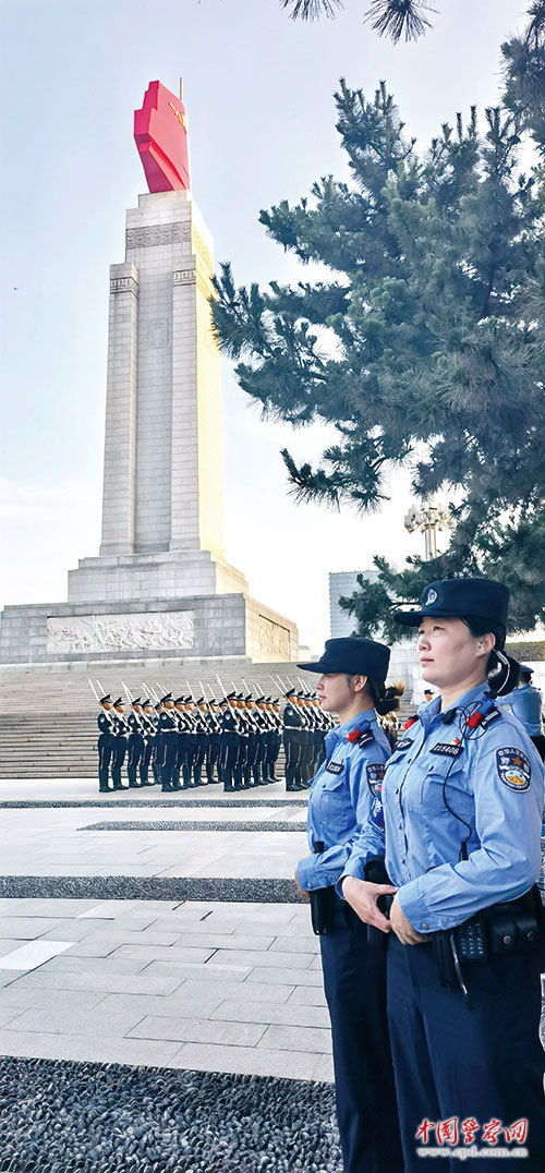 女警的坚韧，轻装下的重责