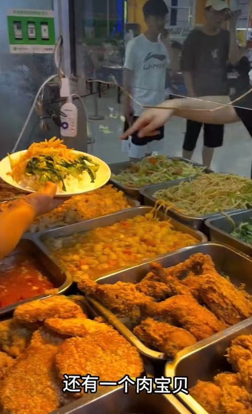 男生食堂买饭遭阿姨多次无视并赶走，一次食堂里的尴尬经历